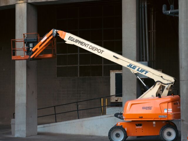Ventajas del alquiler de las plataformas elevadoras de tijera para trabajos en altura